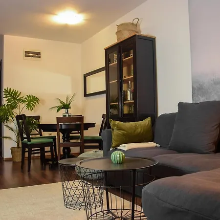 Dinos 2 Bed Cozy At Close To The Lift Apartment