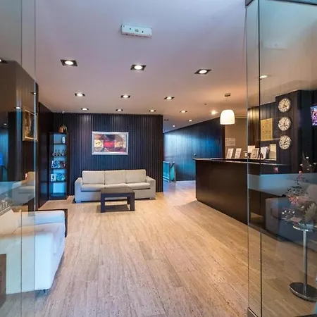 Dinos 2 Bed Cozy At Close To The Lift Apartman